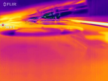 Thermal image of the gap between base and keyboard