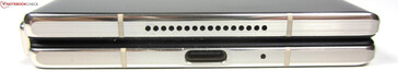 Bottom, folded: speakers, USB-C 3.2 Gen.2, microphone
