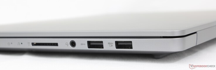 Right: SD card reader, 3.5 mm headset, 2x USB-A (5 Gbps)
