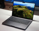 The Apple MacBook Pro 14 with M3 Pro weighs 1.6 kg (3.53 lbs). (Image source: Andreas Osthoff for Notebookcheck)