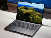 The Apple MacBook Pro 14 with M3 Pro weighs 1.6 kg (3.53 lbs). (Image source: Andreas Osthoff for Notebookcheck)