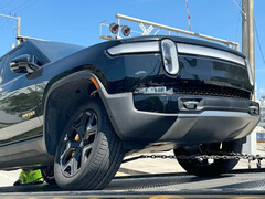 Rivian R1Ts are coming back from Rivian's service centres with catastrophically loose upper control arm bolts. (Image source: StrangeExchange86 on Reddit)