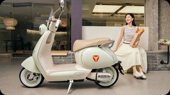 The Q50 scooter with sodium-ion battery can charge to 80% in 15 minutes (Image source: Yadea)