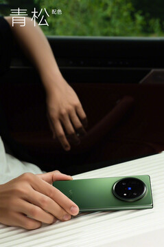 The Vivo Z Fold5 in Pine.