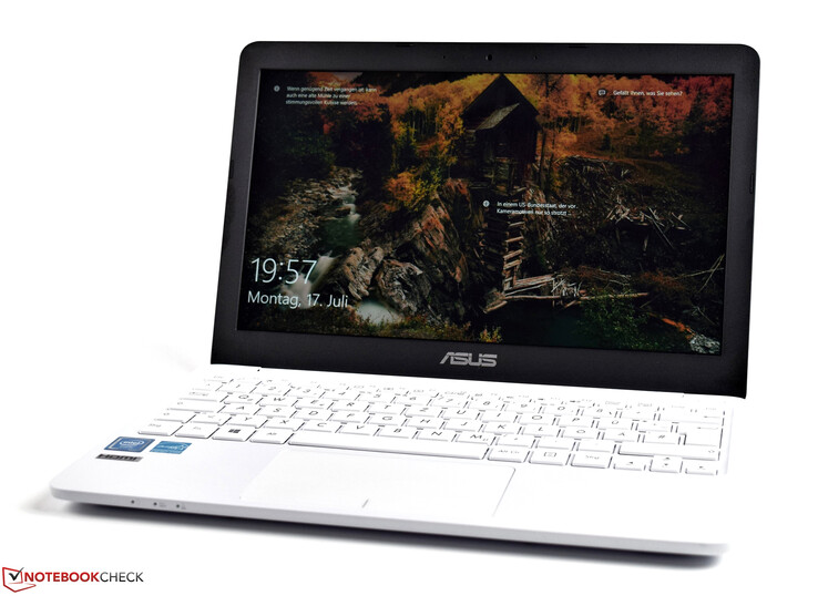 Asus VivoBook E200HA (x5-Z8350, 32 GB) Subnotebook Review