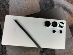 A dummy of the Galaxy S26 Ultra in its rumoured Silver Shadow colourway. (Image source via Saudi Android)