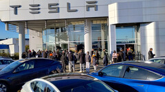 Cybertruck queue at a Tesla showroom in Langley, BC (image: CyberNatural_BC/X)