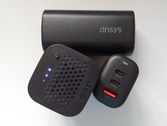 Batteries & charger. (Image source: Notebookcheck)