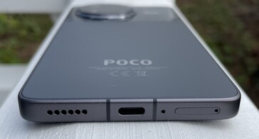 Bottom: speaker, USB-C 2.0, microphone, dual-SIM (image source: Manuel Masiero)