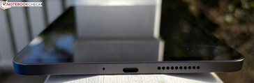 right: microphone, USB-C 2.0, speaker