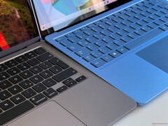 MacBook Air 13 M3 (left) vs. Surface Laptop 13 (right)