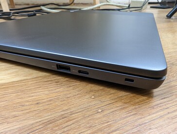 Right: USB-A 3.2 Gen. 1, USB-C 3.2 Gen. 2 + DisplayPort + Power Delivery, Kensington slot