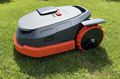 The Segway Navimow X3 comes with a wide range of features. (Image source: Marcus Schwarten / Notebookcheck)
