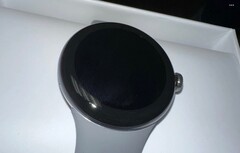 The Pixel Watch has a much thicker bezel than marketing renders suggest. (Image source: u/Suckmyn00dle)