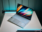 Asus' Vivobook S15 comes in the Cool Silver colorway (Image source: Andreas Osthoff / Notebookcheck)