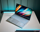 Asus' Vivobook S15 comes in the Cool Silver colorway (Image source: Andreas Osthoff / Notebookcheck)