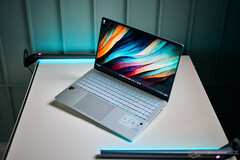 Asus&#039; Vivobook S15 comes in the Cool Silver colorway (Image source: Andreas Osthoff / Notebookcheck)