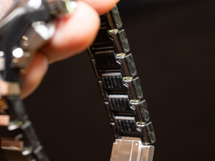 A photo of the Casio G-Shock MTG-B4000D-1A watch's inner strap. (Image source: Impress Watch)