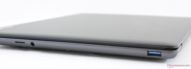 Right: MicroSD reader, 3.5 mm audio, USB-A 3.0