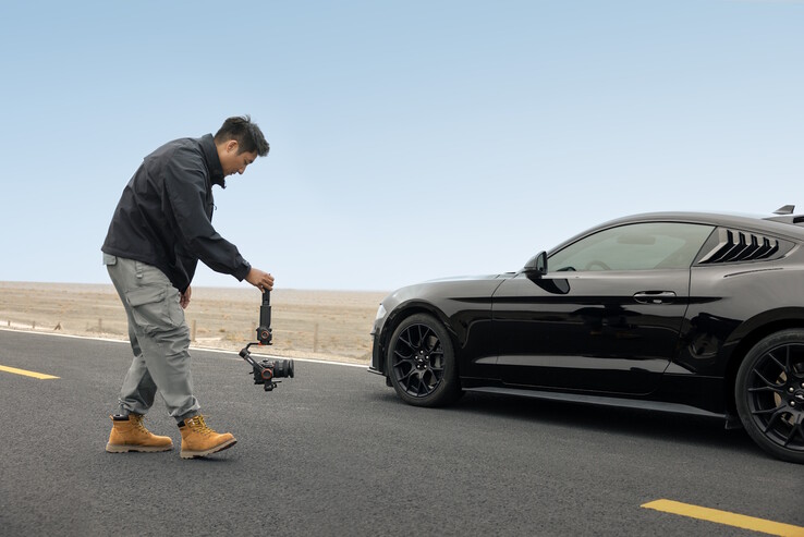 Tracks cars reliably, whether the subject or the creator is moving (Image source: Hohem)