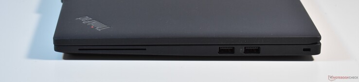 right: Smartcard reader, 2x USB A 3.2 Gen 1, Kensington Lock slot