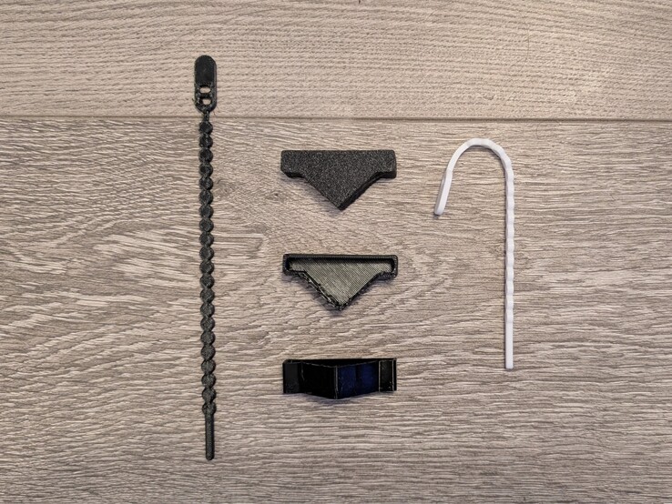 Zip ties in black and white TPU (by Extrutim on Printables) and custom corners for mounting system in black TPU.