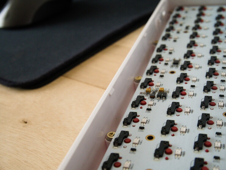The plastic clips on the Gamakay TK75 V2 are sturdy, and the optional top mount can be used with or without gaskets. 