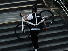Roadlite:ON CF: Lightweight e-bike with belt drive
