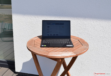 Lenovo IdeaPad 530s-14IKB (in sunlight)