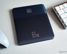 The Baseus Blade 2 Powerbank has a flat case with a metal frame. (Image: Notebookcheck)