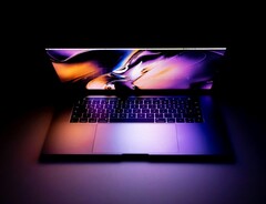 The MacBook Pro is expected to be equipped with a tandem OLED display soon. (Image source: Daniel Korpai)