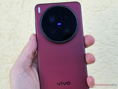 The X200 Ultra is one of many Vivo smartphones that will receive new camera features this summer.