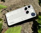The IP68-certified Nothing Phone (3) has an aluminum frame and is protected by Gorilla Glass 7i (display) and Gorilla Glass Victus (back). (Image source: Notebookcheck)
