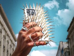 The Unsnatchable prevents theft through spikes. Apple wants to achieve a similar effect through a software lock.