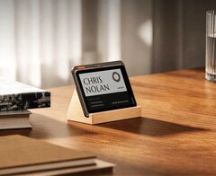 Flowtica Verso combines an AI assistant with an e-paper display.