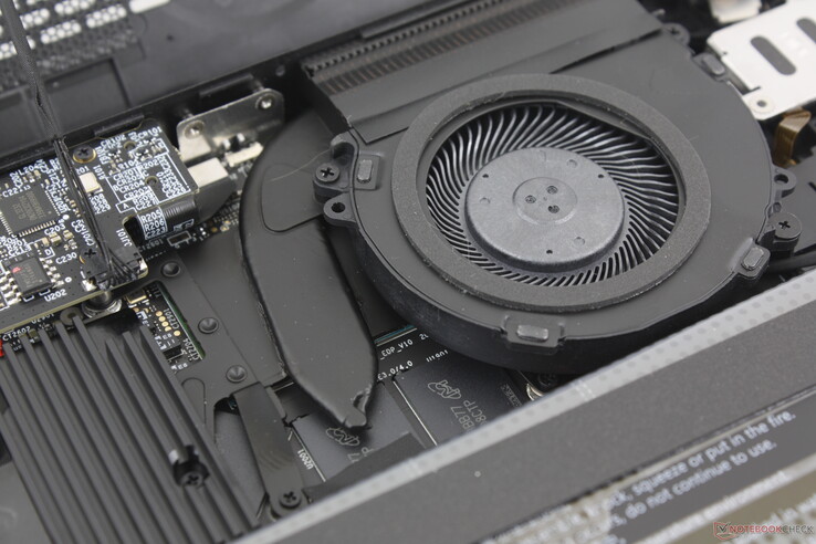 Cooling solution consists of a small ~35 mm fan and a short heat pipe