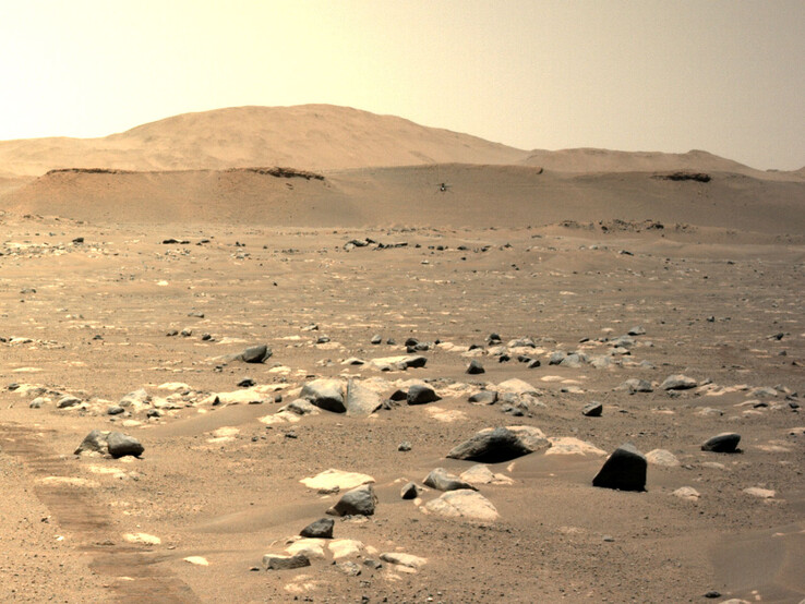 Perservance captures a shot of the Ingenuity helicopter flying over Mars. (Source: NASA)