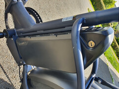Easily removable 720 Wh battery