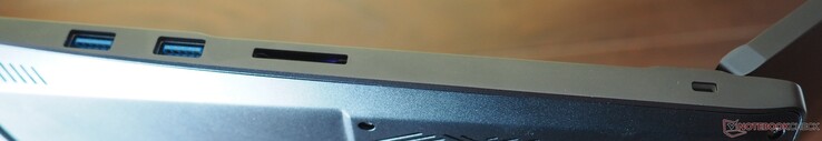 Right side: 2x USB-A 3.2 Gen1, card reader, Kensington lock