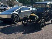 The Cybertruck next to a Ford Model T (Image source: COO/FB)