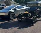 The Cybertruck next to a Ford Model T (Image source: COO/FB)