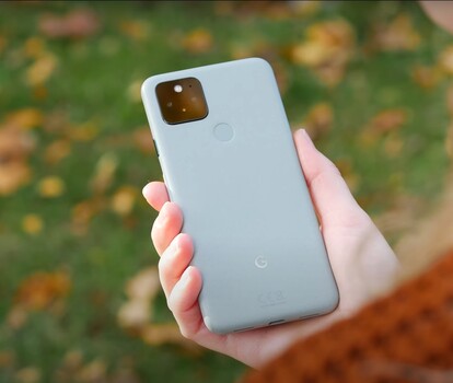 9to5Google did a long term review and found that the bioplastic back on the Google Pixel 5 held up very well to caseless abuse. (Image source: 9to5Google on YouTube)