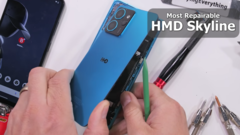 The HMD Skyline. (Image source: JerryRigEverything via YouTube)