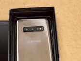 A close-up of the possible Galaxy S10 clone. (Source: Twitter)