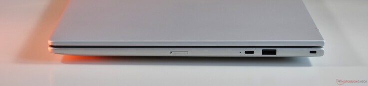 right: USB-C 3.2 Gen 2, USB-A 3.2 Gen 1, Kensington Lock Slot