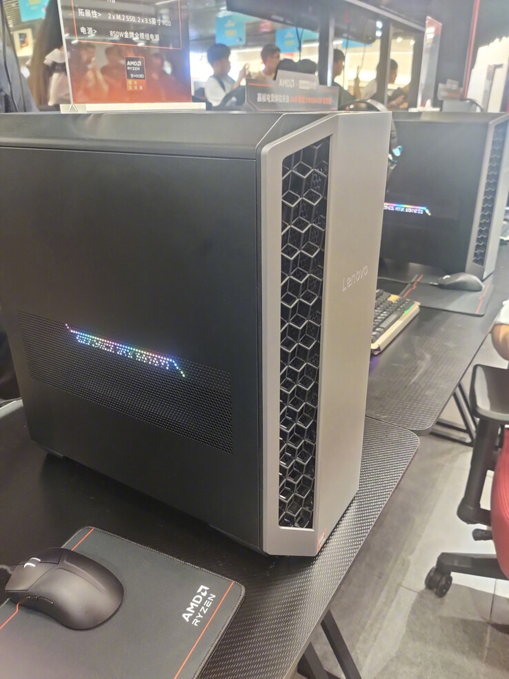 Side panel of the Legion Blade Y7000P (Image source: ENEN科技匠)