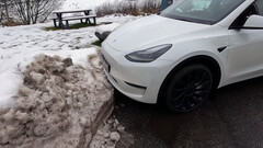 No sensors to detect that pile of snow now (image: Tech & Tesla Sweden/YouTube)
