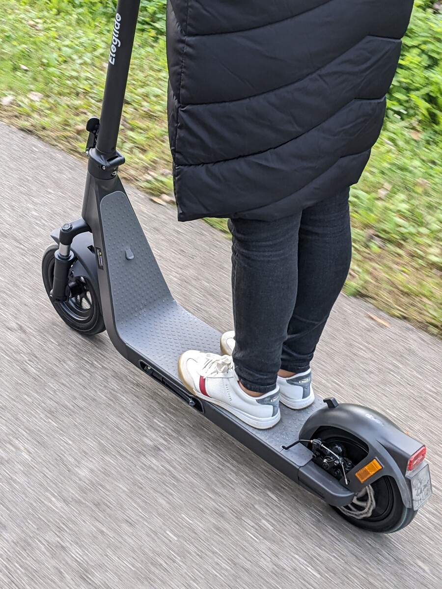 Eleglide Coozy review Fast escooter with air tires and a good range