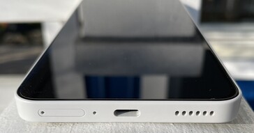 Bottom: dual-SIM, microphone, USB-C 2.0, speaker (image source: Manuel Masiero)