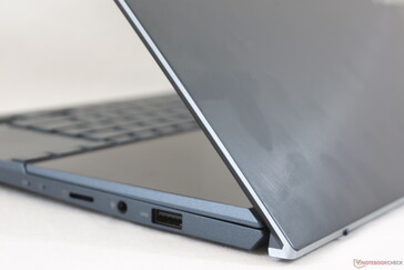 Familiar brushed magnesium-aluminum alloy look and smooth texture that have come to define the ZenBook series